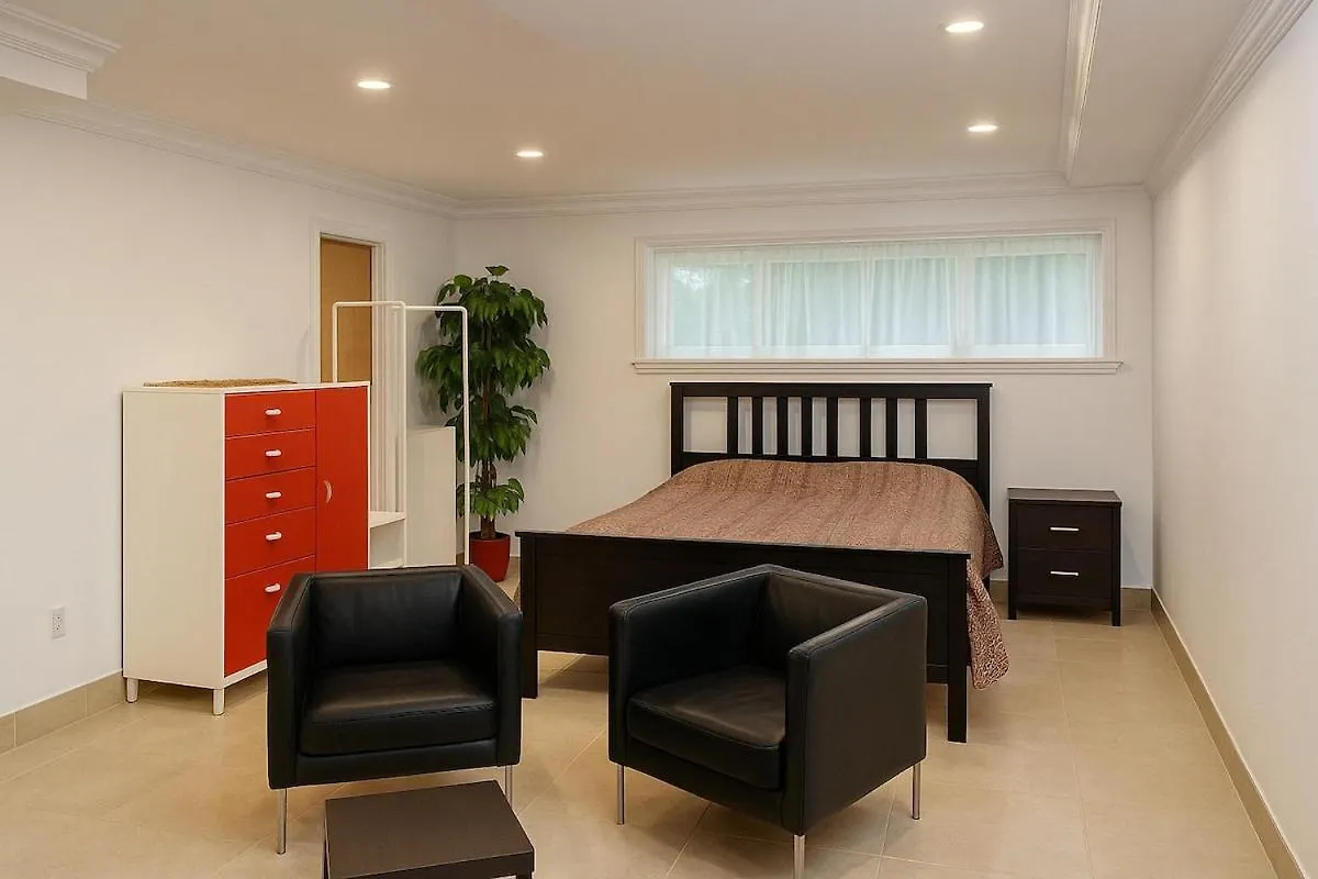 Stylish Furnished Modern Studio, Bright And Spacious 20 Minutes From Downtown Montréal